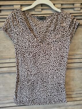 Forever 21 Leopard Print V-Neck Tee in Taupe and Brown